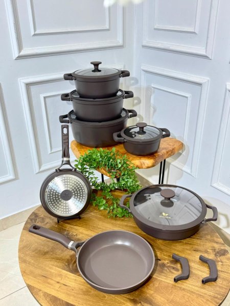 طقم طناجر بني 7 قطع اربع طناجر 32/28/24/20+ مقلى جرانيت بيدين 28سم +قلايتين 24/20 سم غطاء زجاج إطار سيليكون وايدين جلد قاعده اندكشن موزع الحراره