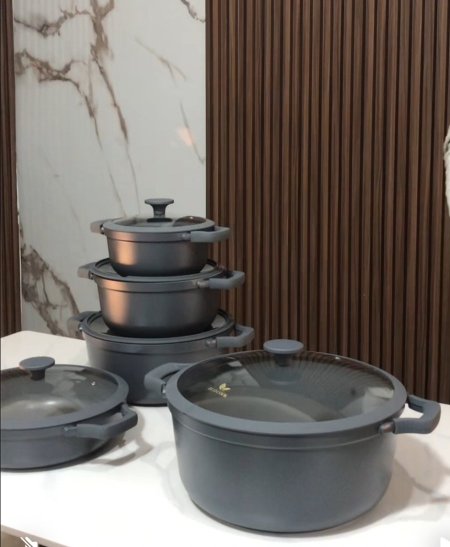 طقم طناجر بالون السكني والبني اربع طناجر 32/28/24/20 + مقلى 28 سم جرانيت سكب غطاء زجاج إطار سيليكون وايدين جلد قاعده اندكشن موزع الحراره